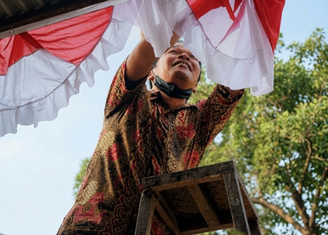 Dinas Kominfo DIY Bersih-Bersih Kantor dan Pasang Umbul-Umbul Sambut Bulan Kemerdekaan