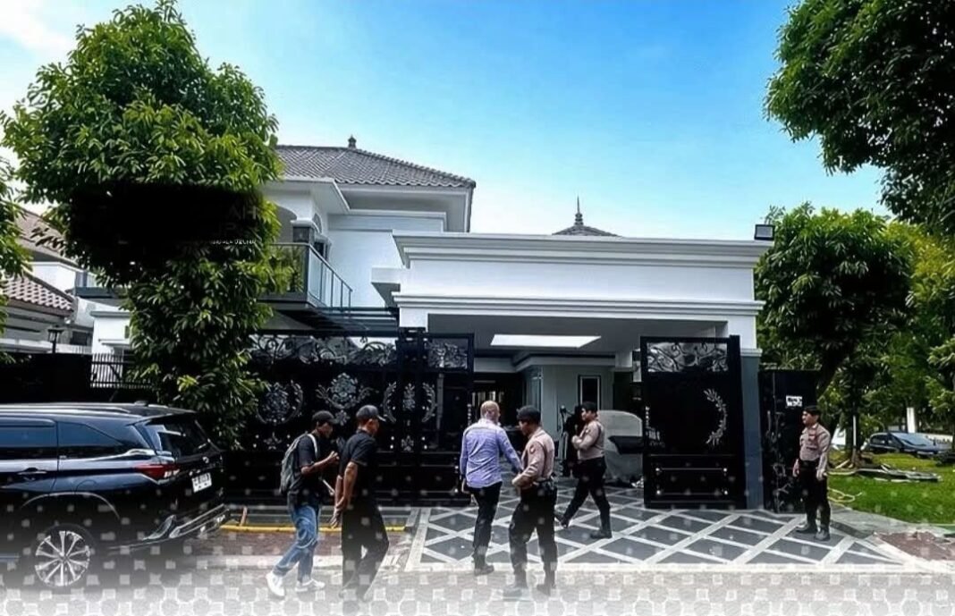 Rumah Megah Milik IPDA Yayat sudrajat Anggota Unit Intelijen Polsek Cimanggis ikut didigledah KPK,……Apa apa?